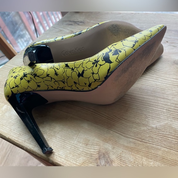 Calvin Klein Rare Black and Yellow Floral Print Heels - Picture 11 of 11